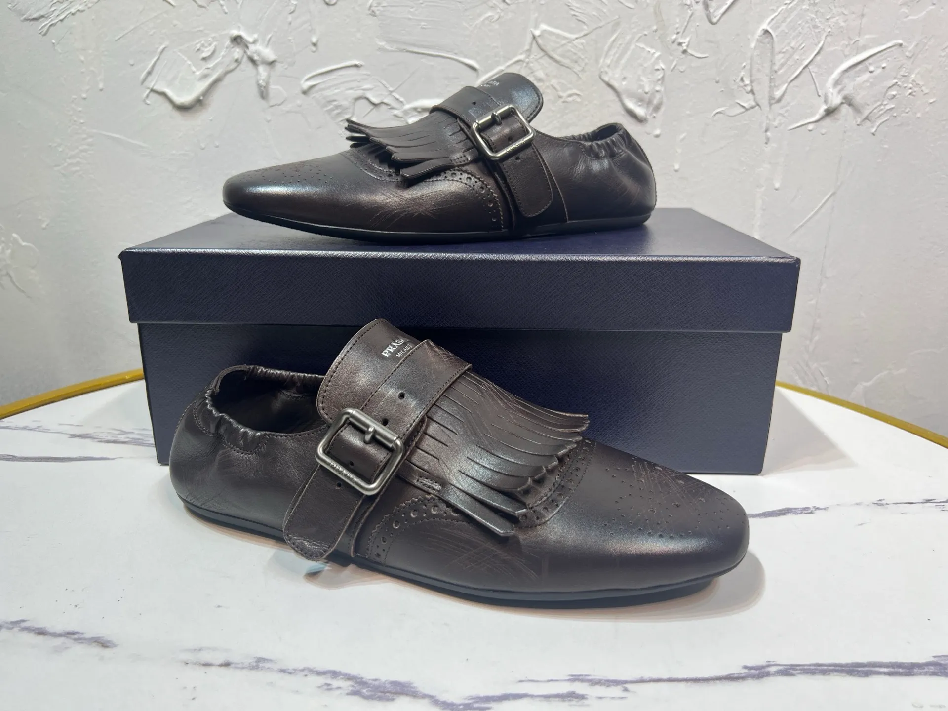 P820 ​​prada derby2025 spring and autumn latest Prada slip-on retro men's leather shoes, Shuffle tassel strap Monk shoes, original one-to-one development, outsole one-to-one molding, upper cowhide, lining and foot cowhide, rubber sole, original packaging Code number: 39-46